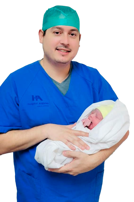 Doctor Taboada sosteniendo un bebé